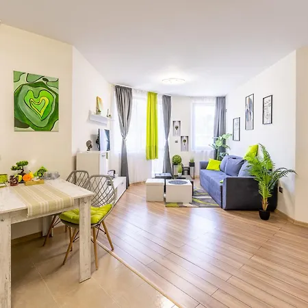 Stylish 2bdr & Location & Free Parking Апартамент