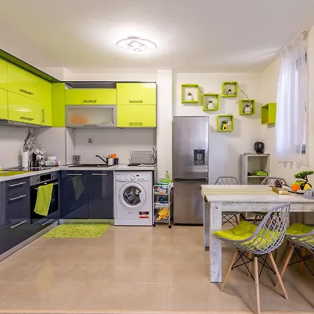 Stylish 2bdr & Location & Free Parking Апартамент