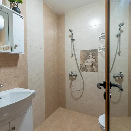 Stylish 2bdr & Location & Free Parking *