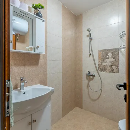 Апартамент Stylish 2bdr & Location & Free Parking *